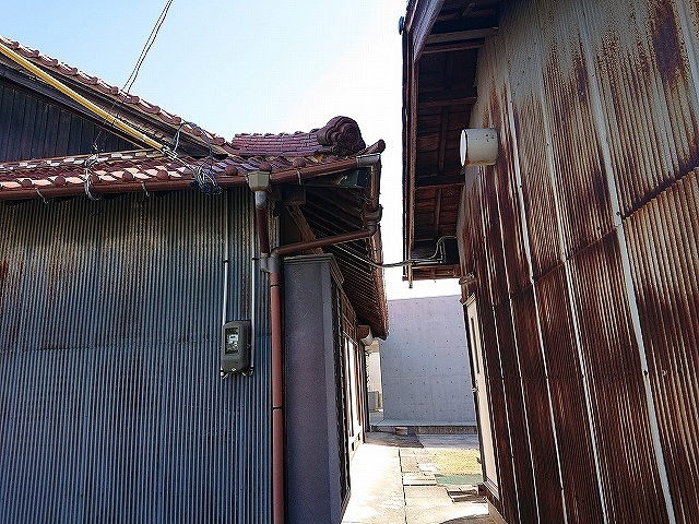 建物間の狭い通路と屋根
